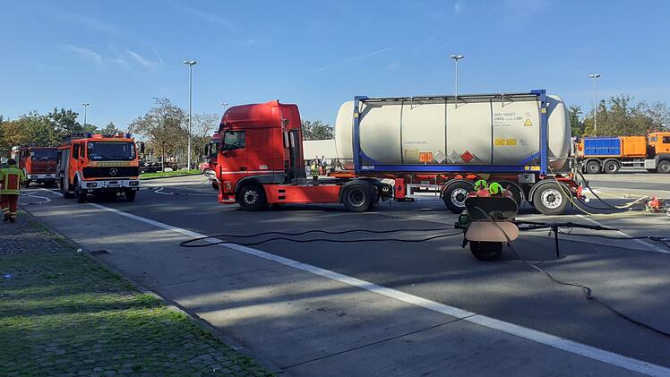 A3 im Landkreis Kitzingen: LKW verliert Gefahrstoff - mehrere Einsatzkräfte im Einsatz
