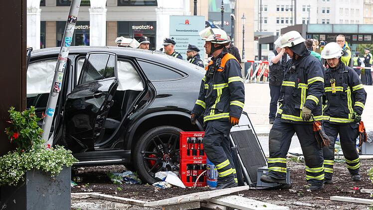Auto fährt in Hamburg in Sparkasse