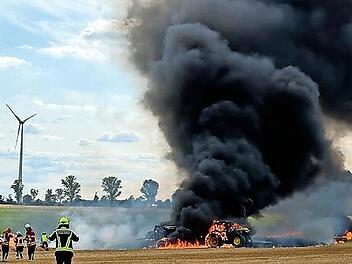 Beim Herzogenauracher Stadtteil Dondörflein gerieten eine landwirtschaftliche Maschine samt Traktor in Brand.