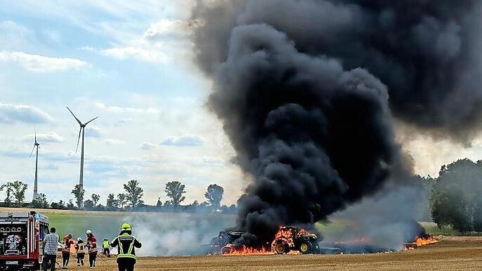 Beim Herzogenauracher Stadtteil Dondörflein gerieten eine landwirtschaftliche Maschine samt Traktor in Brand.