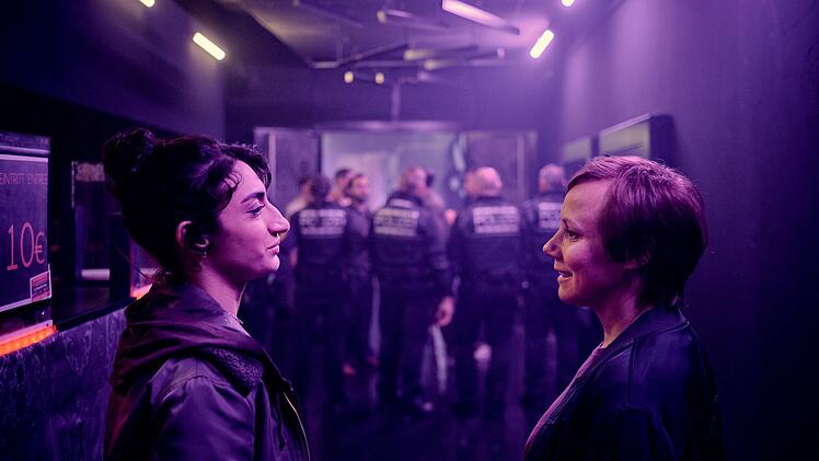 Ella Pauls (Nairi Hadodo, links) und Franziska Tobler (Eva L&ouml;bau) von der Freiburger Kripo m&uuml;ssen versuchen, die angespannte Situation im Club im Griff zu behalten.