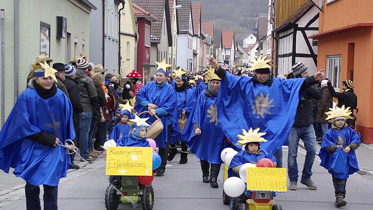 "Sonne, Mond und Sterne, haben wir so gerne". Die Kinder aus dem Kindergarten Elfershausen mit Eltern und den Kindergärtnerinnen.