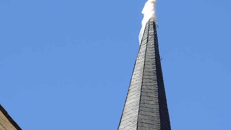 Erneuert wurde das Turmkreuz der Buttenheimer Kirche, es ist dem Gemeinderat auch 500 Euro mehr wert.