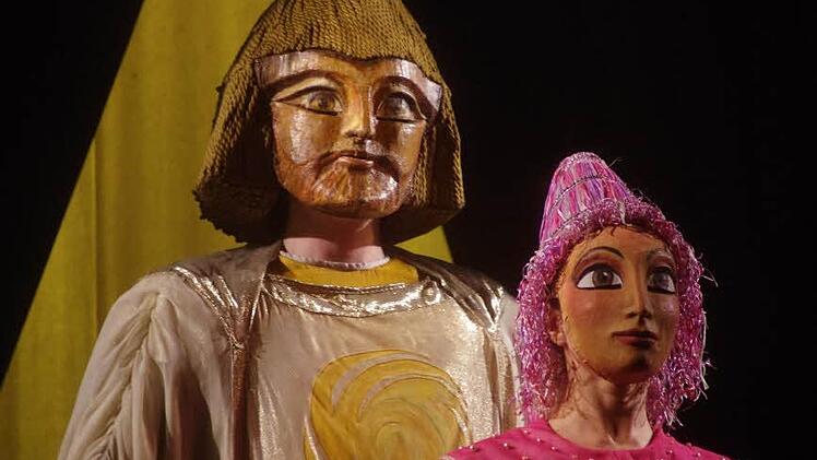 Hinter Masken verborgen: die Schauspieler von Sarastro und Pamina in Mozarts Zauberflöte. Foto: Klaus Werner