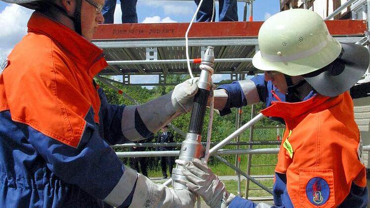 Beim Aufziehen von Geräten beweisen die Titelverteidiger Fabian Obermüller, Kevin Münch und Florian Maier vom Team Seßlach/Hatterdorf erneut ihre Klasse. Neuling Florian Bösel (Merlach) bleibt ebenfalls "ganz entspannt". Am Ende wird ihre Leistung mit Platz zwei belohnt. Foto: Bettina Knauth