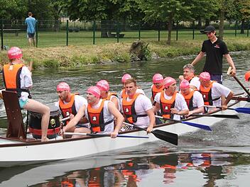 Die ATS-Schwimmabteilung kennt sich mit Wasser ja aus, und schaffte den Sieg beim 4. Kulmbacher Drachenbootrennen - auch im letzten Jahr hatten die ATSler gewonnen. Foto: Sonja Adam