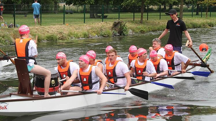 Die ATS-Schwimmabteilung kennt sich mit Wasser ja aus, und schaffte den Sieg beim 4. Kulmbacher Drachenbootrennen - auch im letzten Jahr hatten die ATSler gewonnen. Foto: Sonja Adam