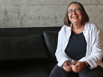 Hat sich in der Realschule in Höchstadt gut eingelebt: Jutta Romeis auf dem Ledersofa in ihrem Büro  Foto: Barbara Herbst