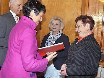 Landtagsvizepräsidentin Inge Aures (links) ehrte gemeinsam mit dem SPD-Ortsvorsitzenden und Stadtrat Hans Simon zwei große Stützen der Gehülzer SPD: Dagmar Franz und Gretl Schramm. Foto: K.- H. Hofmann