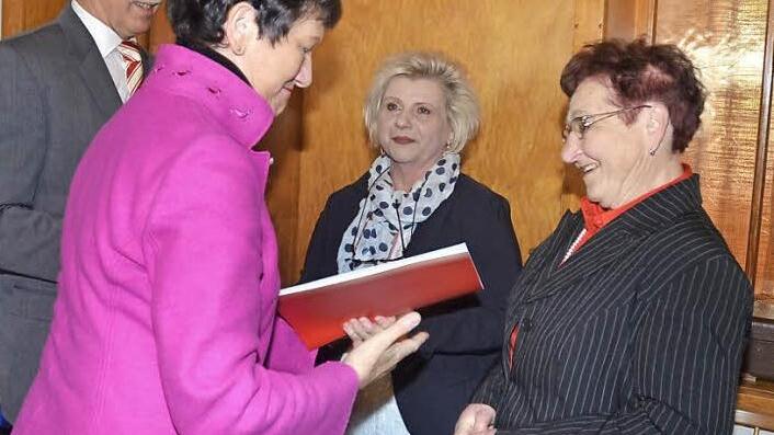 Landtagsvizepräsidentin Inge Aures (links) ehrte gemeinsam mit dem SPD-Ortsvorsitzenden und Stadtrat Hans Simon zwei große Stützen der Gehülzer SPD: Dagmar Franz und Gretl Schramm. Foto: K.- H. Hofmann