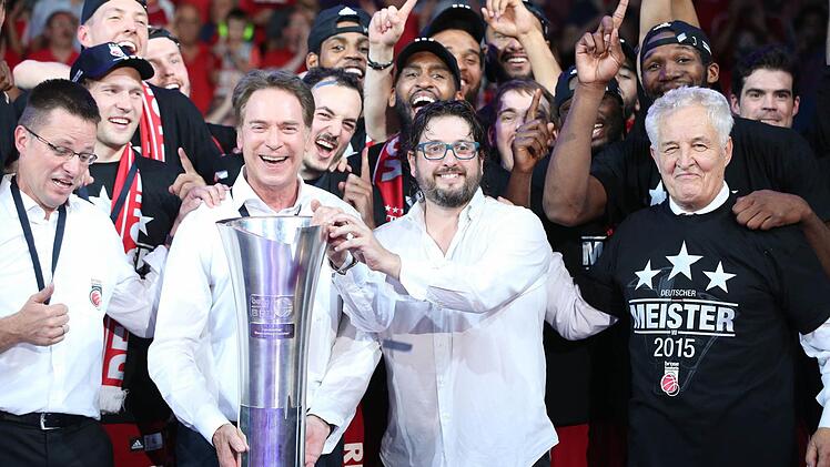 Ein Moment der Glückseligkeit: Die Brose Baskets sind nach einem Jahr des Umbruchs an der Spitze zurück und feiern die siebte Meisterschaft. Fotos: sportpress