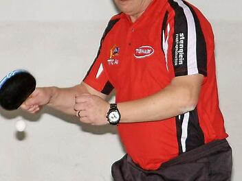 Obwohl Frank Seiz vom TTC Au gegen den TTC Hof II in seinen beiden Einzeln und im Doppel mit Frank Feick ungeschlagen blieb, unterlag sein Team mit 6:9.  Foto: Hans Franz