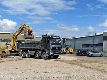 Auf dem Gelände der Neunkirchener Achsenfabrik wird schon fleißig gebaut.  Foto: Petra Malbrich