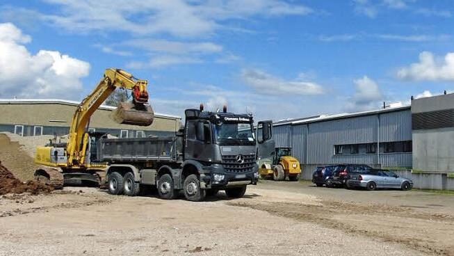 Auf dem Gelände der Neunkirchener Achsenfabrik wird schon fleißig gebaut.  Foto: Petra Malbrich