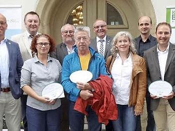Erstmals vergab die Kreuzbergallianz einen Saniererpreis für besonders gelungene und herausragende Objekte. Das Bild zeigt von links, die neue Vorsitzende Birgit Erb (Bürgermeisterin Oberelsbach), Gerd Kleinhenz (Bürgermeister Wildflecken), Udo Baumann (Bürgermeister Bischofsheim), Brigitte Zirkelbach, Franz-Josef Schmitt, Viktor Schuhmacher, Rudi Zehe (Bürgermeister Schönau), Claudia Schuhmacher, Andreas Fuchs, Roland Bühner (Stellvertretender Bügermeister Sandberg) und Allianzmanager Dr. Ch...