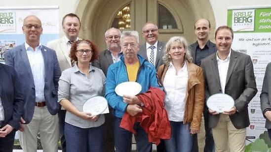 Erstmals vergab die Kreuzbergallianz einen Saniererpreis für besonders gelungene und herausragende Objekte. Das Bild zeigt von links, die neue Vorsitzende Birgit Erb (Bürgermeisterin Oberelsbach), Gerd Kleinhenz (Bürgermeister Wildflecken), Udo Baumann (Bürgermeister Bischofsheim), Brigitte Zirkelbach, Franz-Josef Schmitt, Viktor Schuhmacher, Rudi Zehe (Bürgermeister Schönau), Claudia Schuhmacher, Andreas Fuchs, Roland Bühner (Stellvertretender Bügermeister Sandberg) und Allianzmanager Dr. Ch...