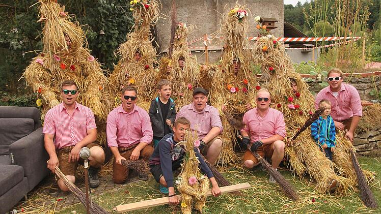 Ruhe vor dem Sturm bei den fünf wilden Gesellen und ihren Führern. Foto: Günther Geiling