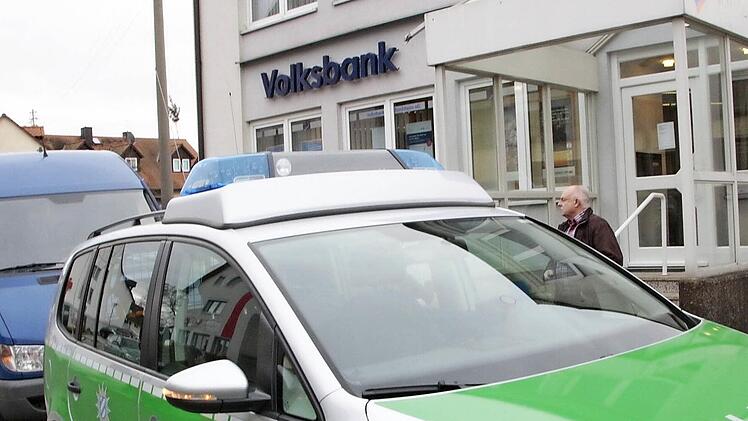 Kurz nach dem Überfall am 8. Februar 2016: Polizei vor der Volksbank-Filiale in Hausen  Foto: Josef Hofbauer