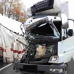 Schlüsselfeld: Lkw rast auf A3 in Stauende