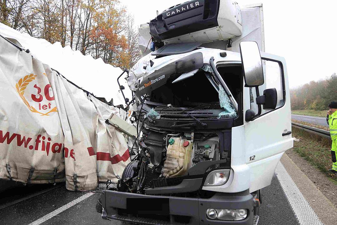 Schlüsselfeld: Lkw rast auf A3 in Stauende
