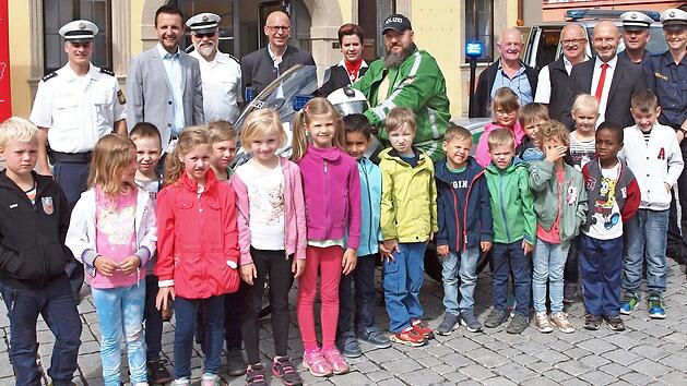 Zum Auftakt der Verkehrssicherheitsaktion "Bayern mobil - sicher ans Ziel" erschienen (von links) Michael Lang, B&uuml;rgermeister Andreas H&uuml;gerich, Polizeiinspektionsleiter Erich G&uuml;nther, Landrat Christian Mei&szlig;ner, Jana Lindner-Okrusch, Bert Geyer, Alfons Hrubesch, Karl Brendel, Oliver Hofmann, Thomas Heublein und Ileen Fischer-K&ouml;hn sowie Kinder des Kindergartens Maria Theresia.  Foto: Alfred Thieret