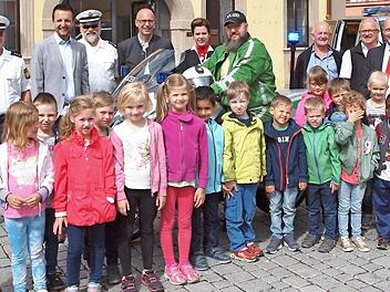 Zum Auftakt der Verkehrssicherheitsaktion "Bayern mobil - sicher ans Ziel" erschienen (von links) Michael Lang, Bürgermeister Andreas Hügerich, Polizeiinspektionsleiter Erich Günther, Landrat Christian Meißner, Jana Lindner-Okrusch, Bert Geyer, Alfons Hrubesch, Karl Brendel, Oliver Hofmann, Thomas Heublein und Ileen Fischer-Köhn sowie Kinder des Kindergartens Maria Theresia.  Foto: Alfred Thieret