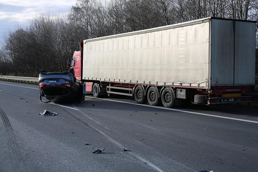Schwerer Unfall auf A9: Auto überschlägt sich - Person verletzt