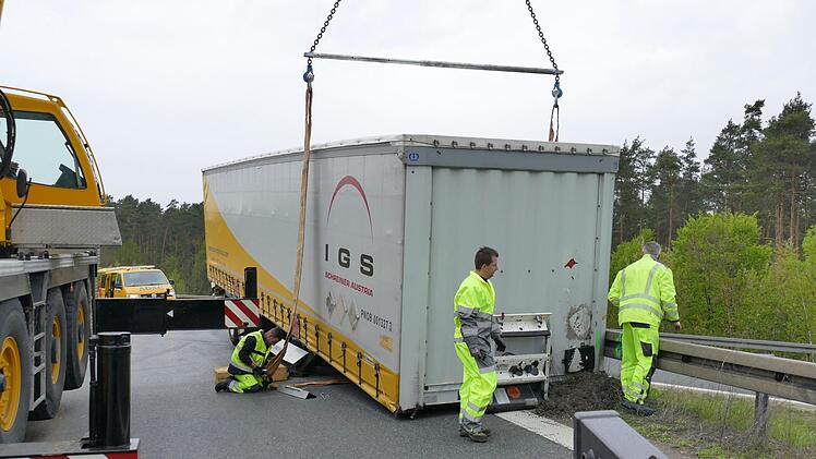 Nach dem der Lkw-Fahrer seinen Auflieger verloren hatte, wurde die Strecke kurzfristig gesperrt. Das missachteten jedoch einige Autofahrer. Foto: NEWS5 / O&szlig;wald