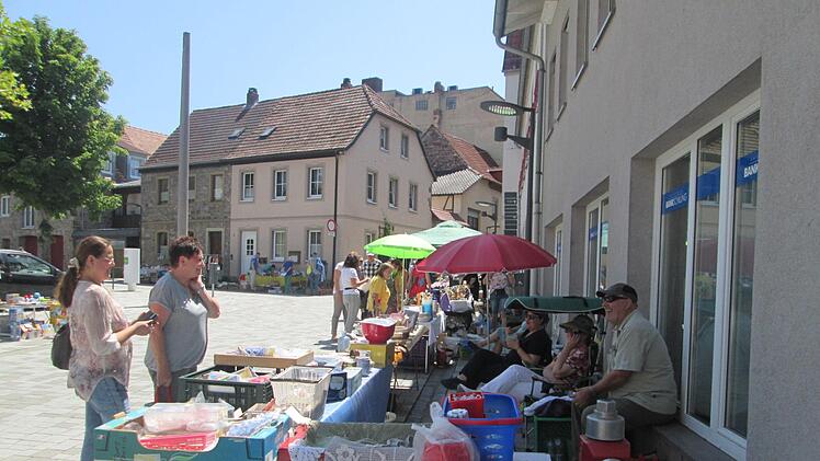 Die Flohmarkt-Beschicker sind froh über einen Schattenplatz, den es auf dem Viehmarkt kaum gibt.                    Winfried Ehling
