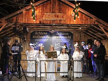Das Christkind mit seinen Helfern bei der Eröffnung. Foto: Johanna Blum