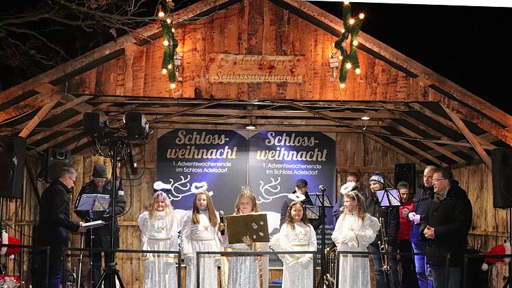 Das Christkind mit seinen Helfern bei der Eröffnung. Foto: Johanna Blum