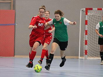 Mussten sich erst im Finale dem favorisierten FC 05 Schweinfurt (in grün) geschlagen geben: die Frauen vom TSV Rannungen (in rot). Foto: Sebastian Schmitt
