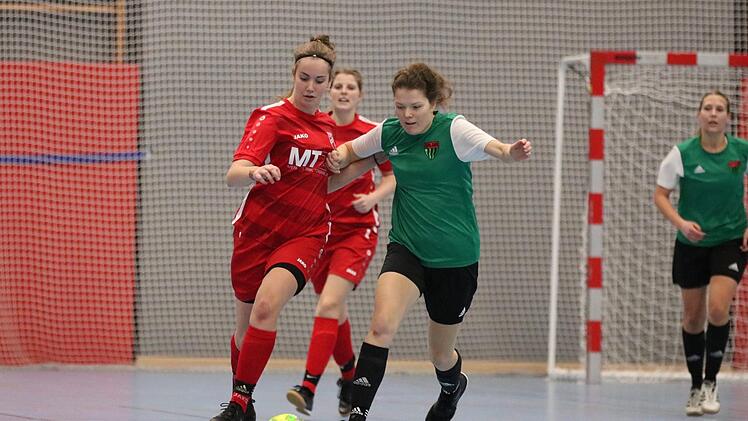 Mussten sich erst im Finale dem favorisierten FC 05 Schweinfurt (in grün) geschlagen geben: die Frauen vom TSV Rannungen (in rot). Foto: Sebastian Schmitt