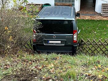 Auto rollt in Himmelkron von allein in Nachbarsgarten