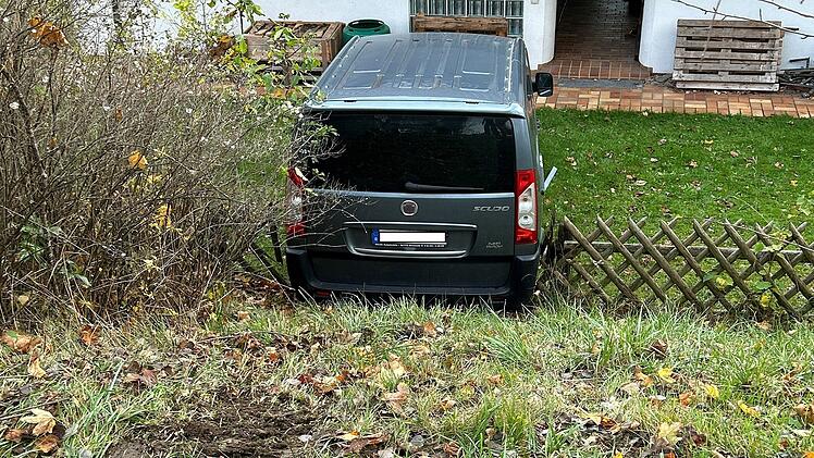 Auto rollt in Himmelkron von allein in Nachbarsgarten