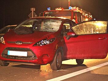 Ein 16-jähriges Mädchen wurde auf der B 85 bei Neudrossenfeld von einem roten Ford Fiesta erfasst und lebensgefährlich verletzt. Foto: Herbert Georgius