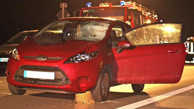 Ein 16-jähriges Mädchen wurde auf der B 85 bei Neudrossenfeld von einem roten Ford Fiesta erfasst und lebensgefährlich verletzt. Foto: Herbert Georgius