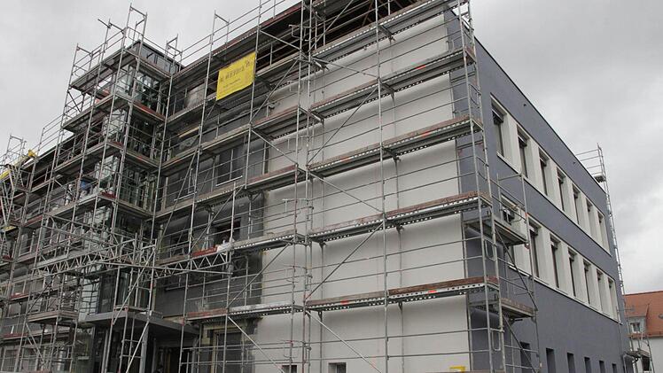 Der hintere Teil der Fassade ist noch eingerüstet. Foto: Andreas Oswald