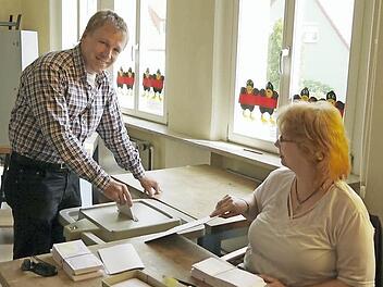 Etwas schleppend, so berichteten die Wahlhelfer in der Ketschendorfer Grundschule, sei die Wahl am Sonntag angelaufen. Nachmittags nahm die Beteiligung leicht zu. Am Ende hatte hier etwas mehr als ein Viertel der Wahlberechtigten ihren Stimmzettel abgegeben. Foto: Ulrike Nauer