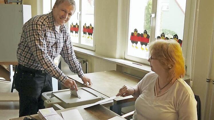 Etwas schleppend, so berichteten die Wahlhelfer in der Ketschendorfer Grundschule, sei die Wahl am Sonntag angelaufen. Nachmittags nahm die Beteiligung leicht zu. Am Ende hatte hier etwas mehr als ein Viertel der Wahlberechtigten ihren Stimmzettel abgegeben. Foto: Ulrike Nauer