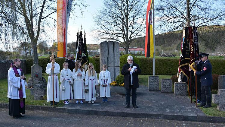 Feierliche Zeremonie auf dem Steinacher Friedhof: Bürgermeister Wolfgang Back gedenkt der Kriegsereignisse. Foto: Björn Hein