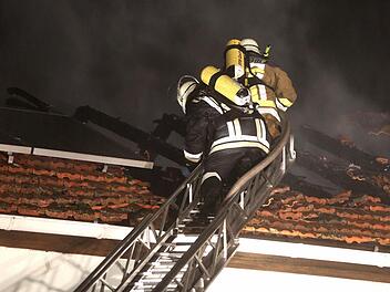 Zwei Verletzte und bis zu 100.000 Euro Schaden hat ein Feuer neben einer Gastst&auml;tte in Schonungen am Donnerstagabend verursacht. Foto: News5/Herse