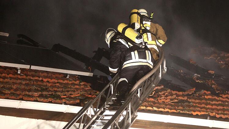 Zwei Verletzte und bis zu 100.000 Euro Schaden hat ein Feuer neben einer Gaststätte in Schonungen am Donnerstagabend verursacht. Foto: News5/Herse