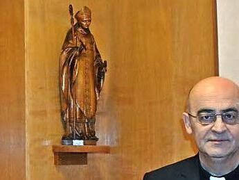 Die Statue des Heiligen Kilian steht auf dem Altar des Bischofspalais in Tromsö. Der Altar wurde in Deutschland gebaut und Bischof Berislav Grgic geht davon aus, dass sein Vorgänger ein Verehrer der Frankenapostel war und deshalb die Assistenzfigur dort anbringen ließ.  Text/Foto: Hanns Friedrich