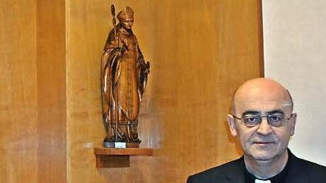 Die Statue des Heiligen Kilian steht auf dem Altar des Bischofspalais in Tromsö. Der Altar wurde in Deutschland gebaut und Bischof Berislav Grgic geht davon aus, dass sein Vorgänger ein Verehrer der Frankenapostel war und deshalb die Assistenzfigur dort anbringen ließ.  Text/Foto: Hanns Friedrich