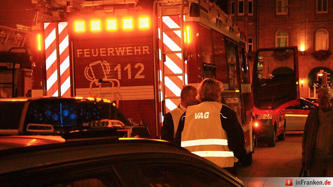 Mann stuerzt am Nuernberger Hauptbahnhof in Gleisbett