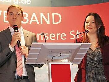 Zwei Redner, ein Dialog: Staatssekretär Patrick Dahlemann aus Mecklenburg-Vorpommern und SPD-Bundestagskandidatin Doris Aschenbrenner hechelten gemeinsam durch die große Politik. Foto: Simone Bastian