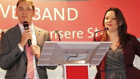 Zwei Redner, ein Dialog: Staatssekretär Patrick Dahlemann aus Mecklenburg-Vorpommern und SPD-Bundestagskandidatin Doris Aschenbrenner hechelten gemeinsam durch die große Politik. Foto: Simone Bastian
