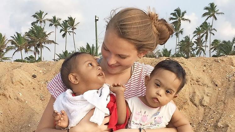 Cosima Göldner betreute behinderte Kinder in Sri Lanka - für die Kleinen war es der erste Ausflug an den Strand.