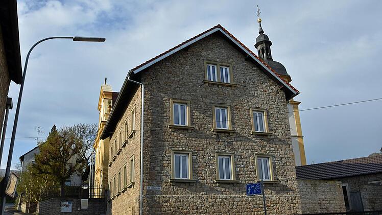 Die alte Schule in Gädheim wurde umfassend saniert und wird am Sonntag, 22. April, nach dem Gottesdienst gesegnet. Zu der Feier ist die gesamte Bevölkerung willkommen.